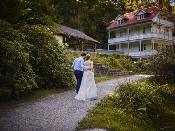 Brautpaar schlendert.png